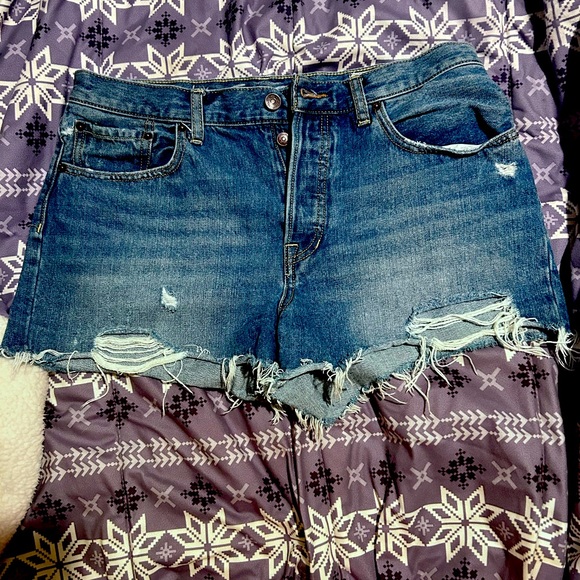 WE THE FREE JEAN SHORTS! LIKE NEW - Picture 1 of 4